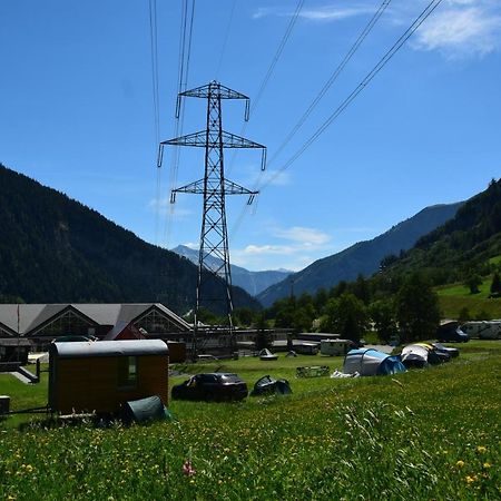Campingplatz Mit Restaurant & Sportarena Leukerbad Exterior photo